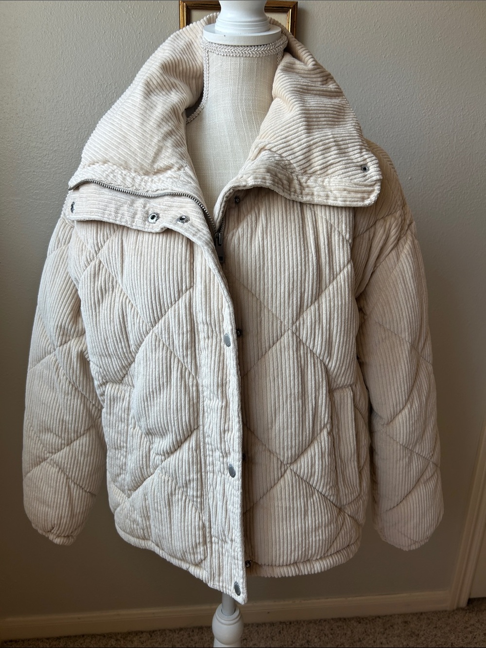 Levi's Women's Diamond Quilted Corduroy Puffer Jacket - Picture 3 of 11